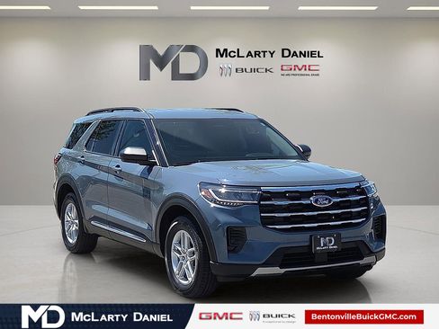 Used 2025 Ford Explorer Active AWD/4WD image 1