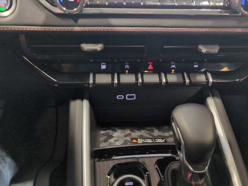 Used 2025 Chevrolet Colorado Z71 w/ Technology Package image 18