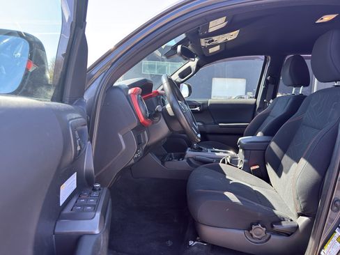 Used 2018 Toyota Tacoma TRD Off-Road AWD/4WD image 11