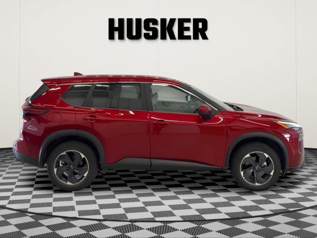 Used 2025 Nissan Rogue SV AWD/4WD image 2