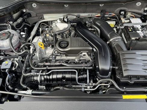 Used 2025 Volkswagen Taos SE w/ Panoramic Sunroof Package image 28