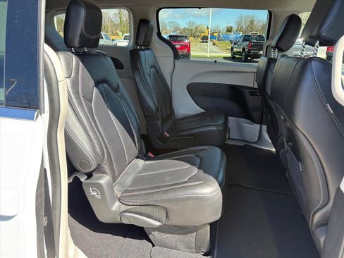 Used 2023 Chrysler Pacifica Touring-L image 8