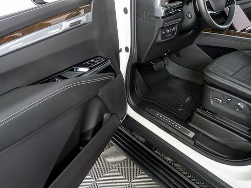 Used 2025 Cadillac Escalade ESV Sport Platinum AWD/4WD image 8