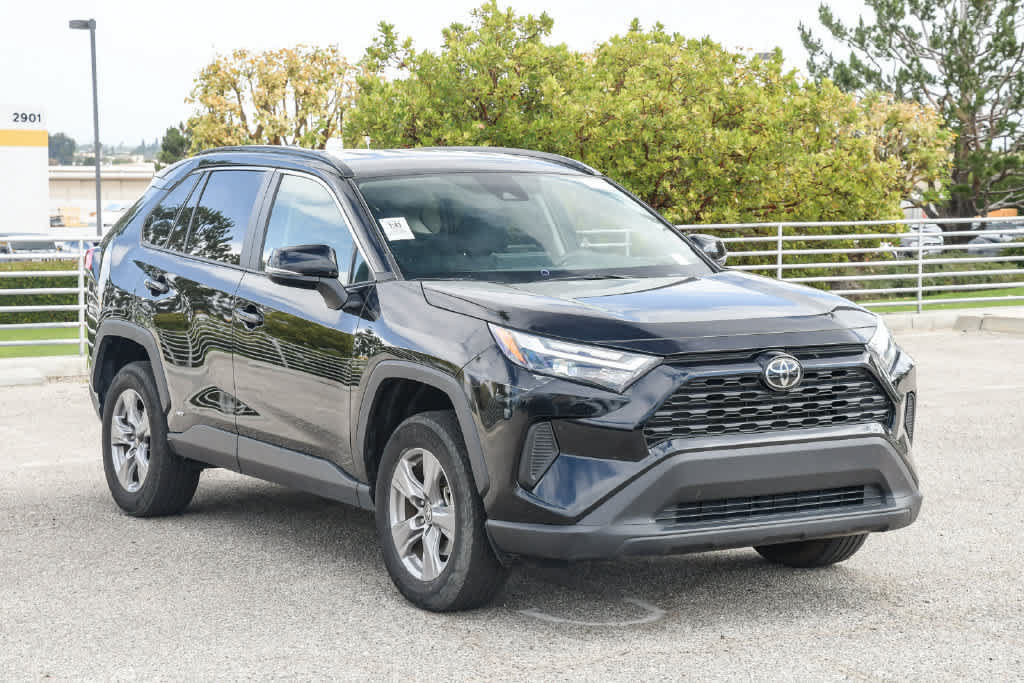 Used 2025 Toyota RAV4 XLE AWD/4WD image 3