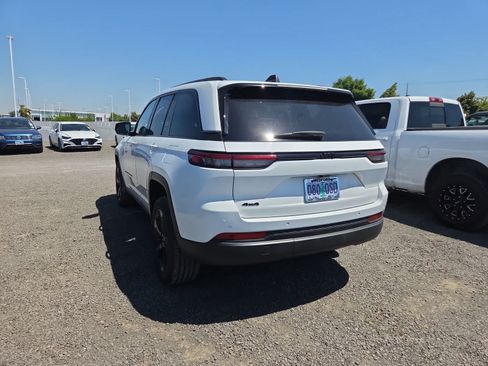 Used 2025 Jeep Grand Cherokee Altitude AWD/4WD image 11