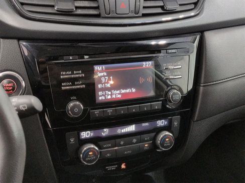 Used 2017 Nissan Rogue SV w/ Sun & Sound Touring Package image 29