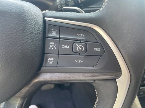 Used 2023 Jeep Grand Cherokee L Limited AWD/4WD image 33
