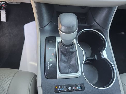 Used 2014 Toyota Highlander Limited w/ Driver Technology Package FWD image 21