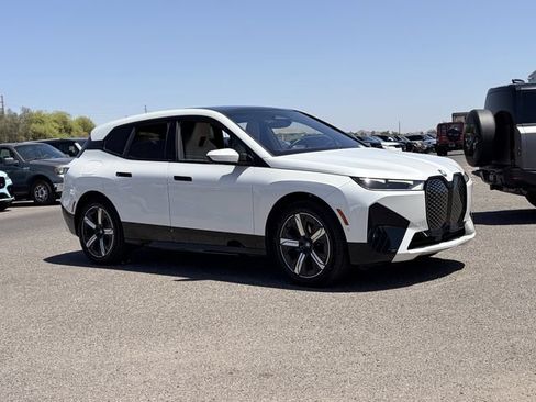 Used 2023 BMW iX xDrive50 w/ Sport Package AWD/4WD image 4
