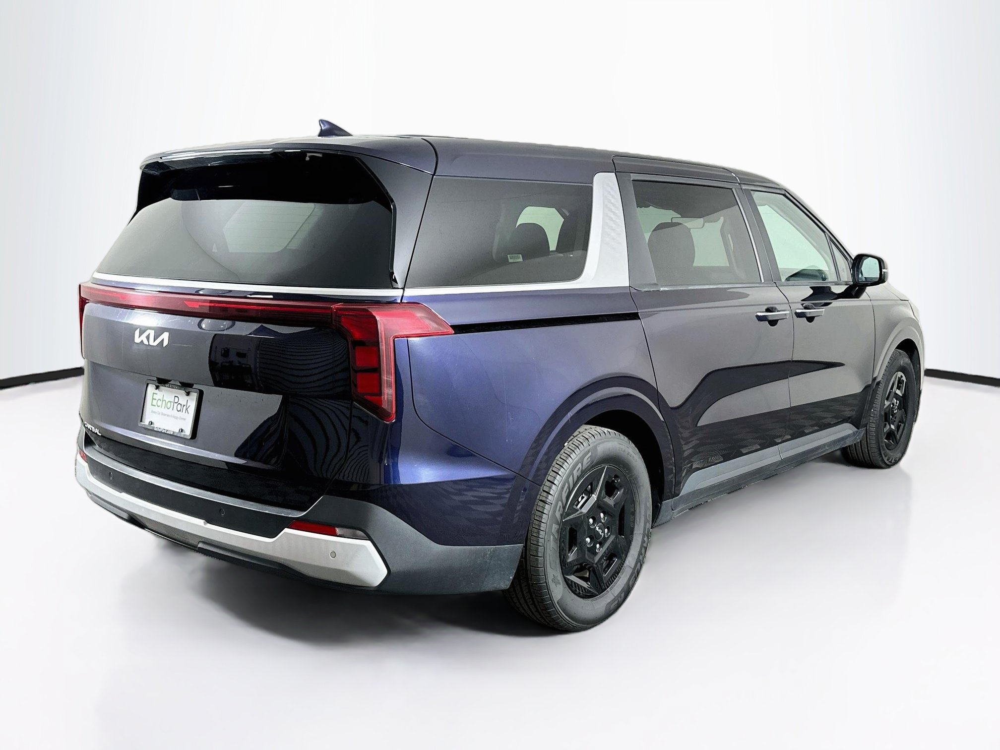 Used 2025 Kia Carnival FWD image 9