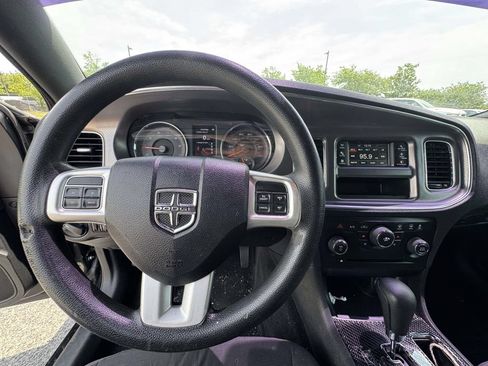 Used 2012 Dodge Charger SE RWD image 2