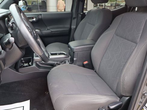 Used 2019 Toyota Tacoma TRD Off-Road w/ Technology Package AWD/4WD image 12