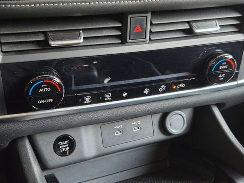 Used 2025 Nissan Rogue SV image 8