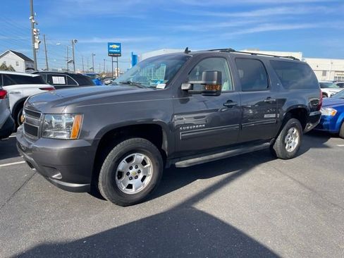 Used 2010 Chevrolet Suburban LT image 3