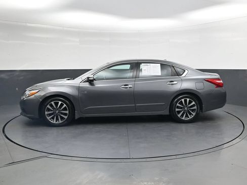 Used 2017 Nissan Altima 2.5 SV w/ Convenience Package FWD image 12