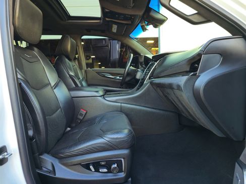 Used 2018 Cadillac Escalade ESV Platinum image 29