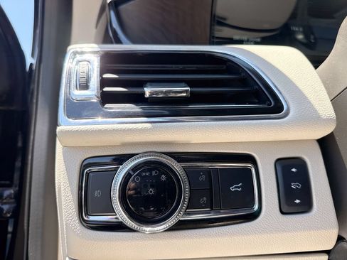 Used 2019 Lincoln Navigator Reserve AWD/4WD image 38