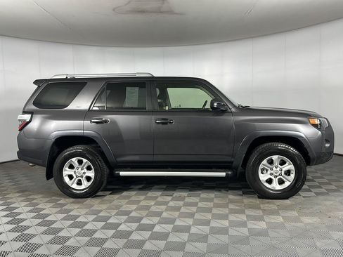 Used 2018 Toyota 4Runner SR5 AWD/4WD image 23
