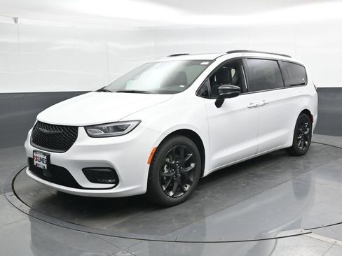 Used 2025 Chrysler Pacifica Limited FWD image 8