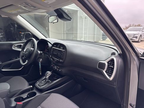 Used 2025 Kia Soul LX image 15