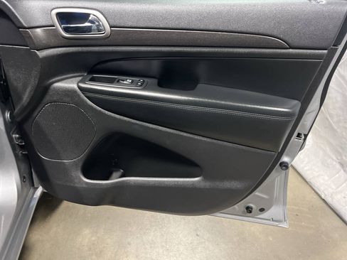 Used 2017 Jeep Grand Cherokee Altitude AWD/4WD image 16