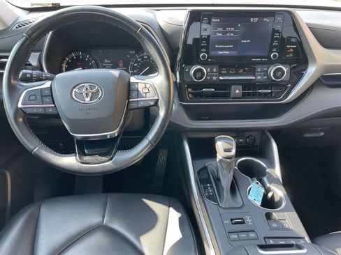 Used 2021 Toyota Highlander XLE AWD/4WD image 15
