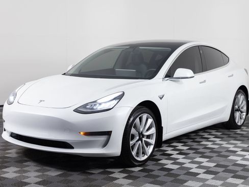 Used 2020 Tesla Model 3 Standard Range Plus RWD image 2