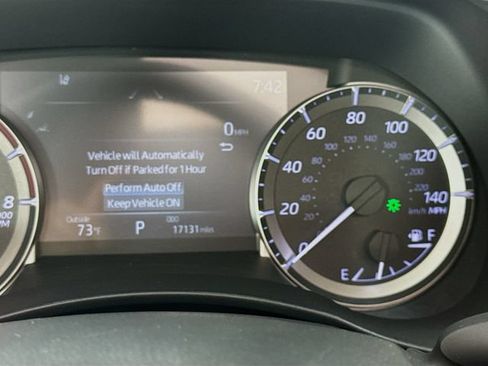 Used 2024 Toyota Highlander XLE AWD/4WD image 12