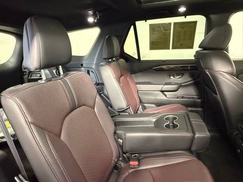 Used 2025 Honda Pilot Black Edition image 48