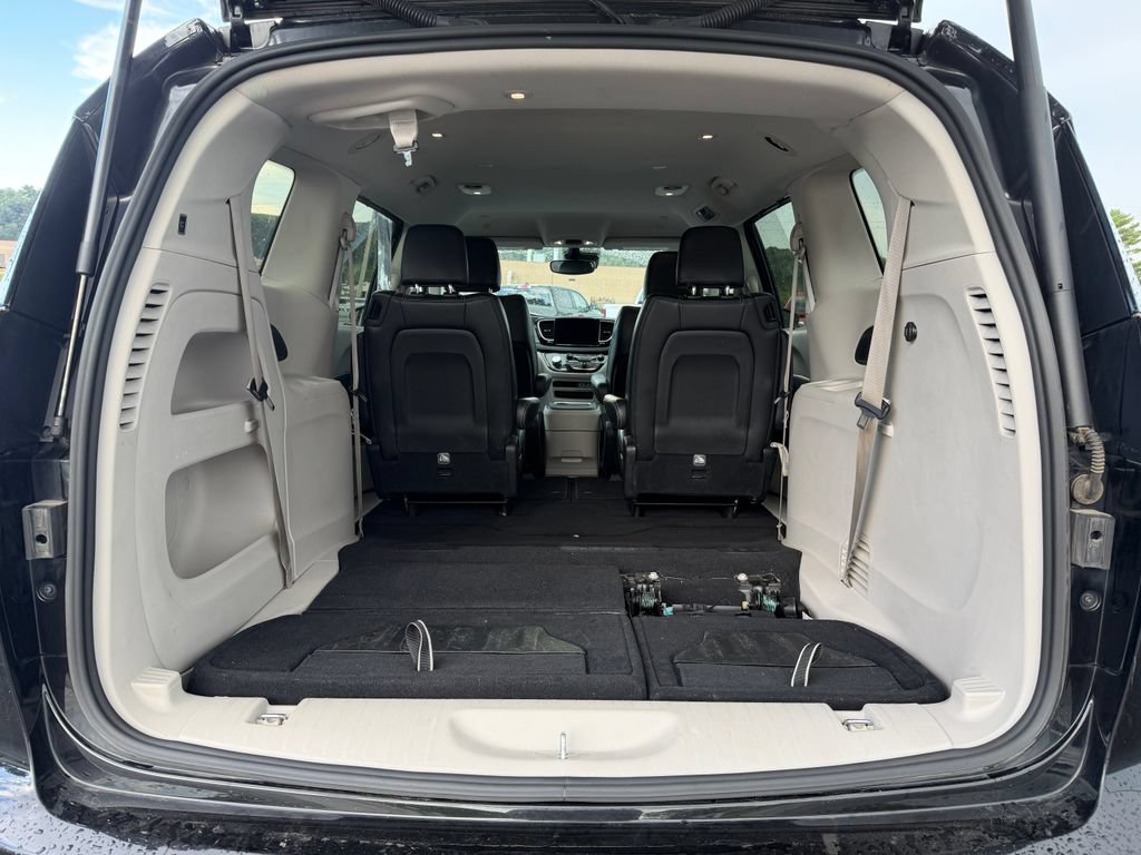 Used 2023 Chrysler Pacifica Touring-L FWD image 11