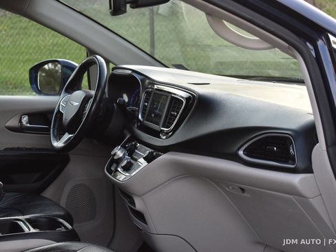Used 2020 Chrysler Pacifica Touring-L FWD image 15