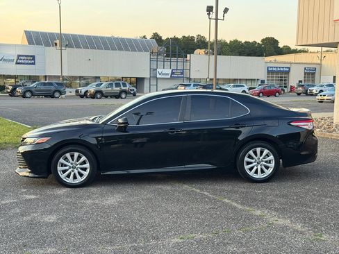 Used 2018 Toyota Camry LE FWD image 2