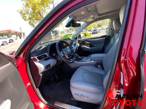 Used 2023 Toyota Highlander Platinum AWD/4WD image 34
