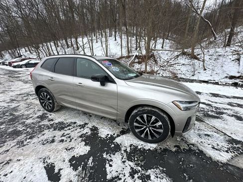 Used 2025 Volvo XC60 B5 Plus image 12