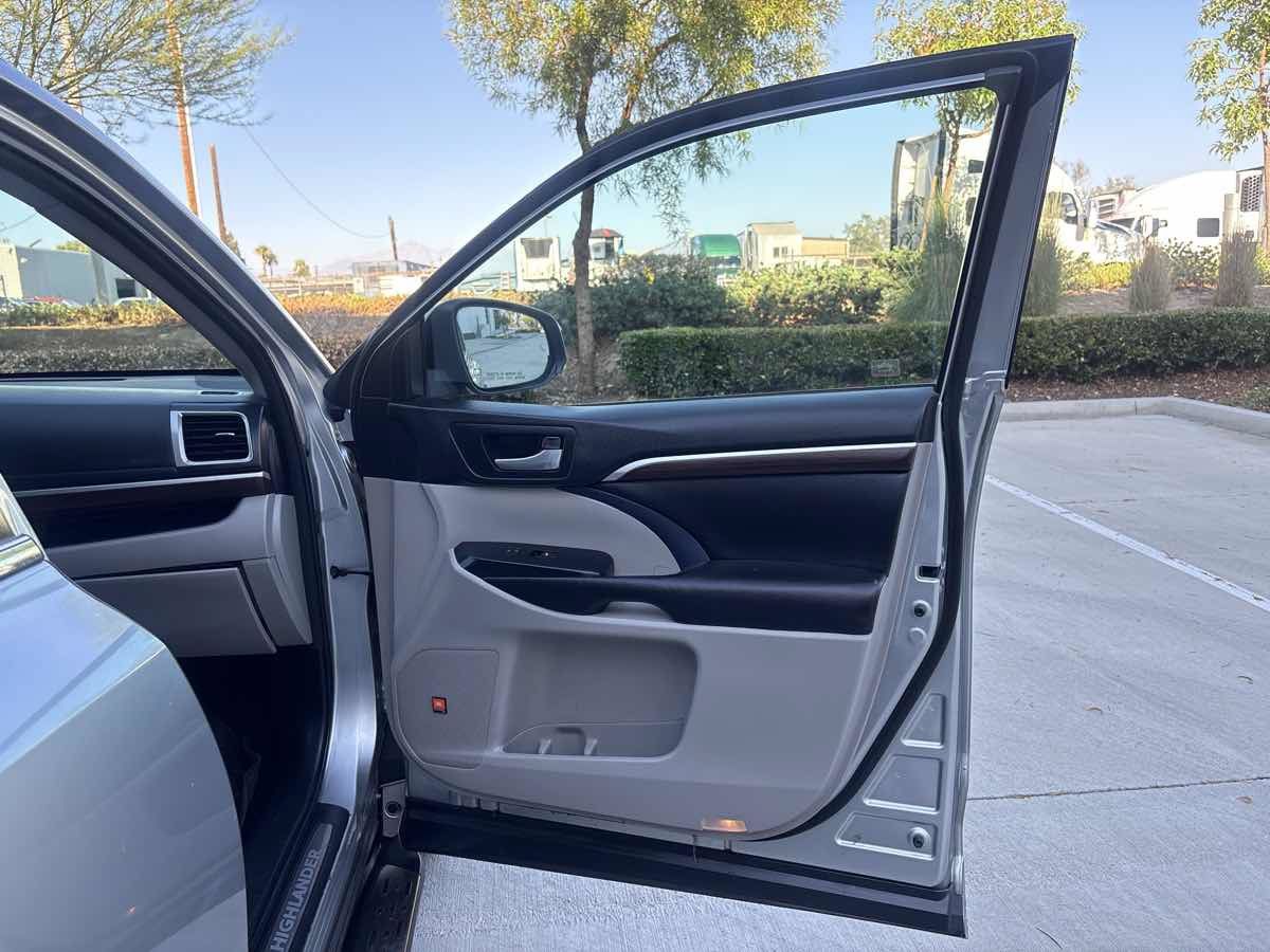 Used 2016 Toyota Highlander Limited AWD/4WD image 18