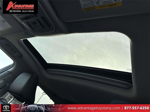 Used 2025 Toyota Highlander XLE image 23