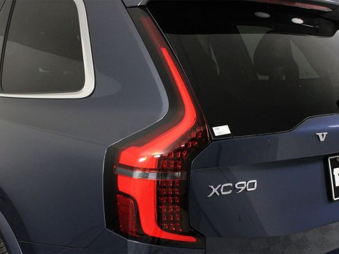 New 2025 Volvo XC90 B6 Core image 15