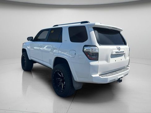 Used 2020 Toyota 4Runner SR5 AWD/4WD image 11