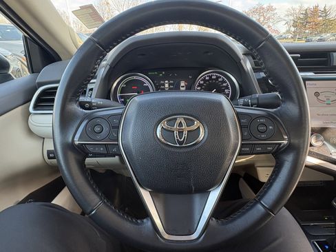 Used 2018 Toyota Camry XLE image 19
