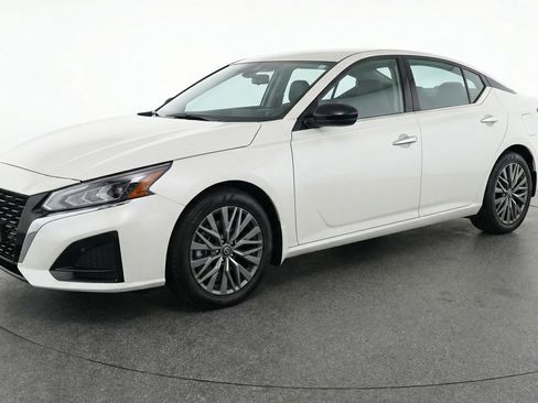 Used 2025 Nissan Altima 2.5 SV image 3