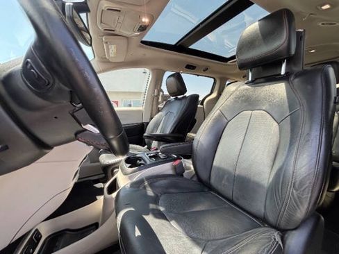 Used 2019 Chrysler Pacifica Touring-L Plus FWD image 16