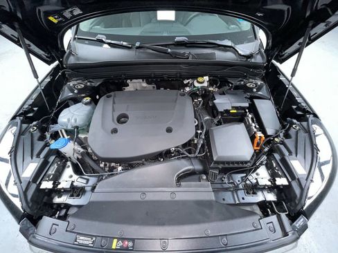 Used 2025 Volvo XC40 B5 Plus image 18