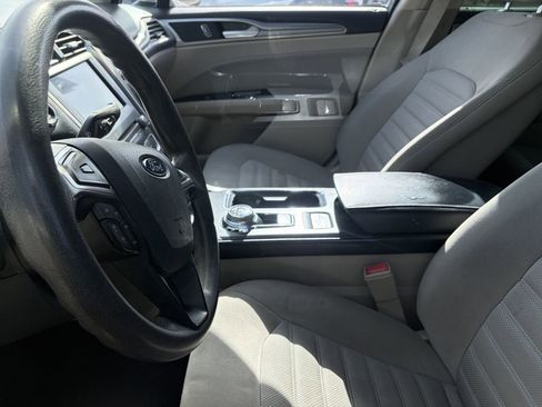 Used 2017 Ford Fusion SE FWD image 6