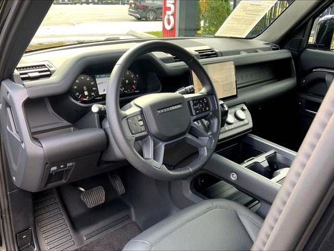 Used 2025 Land Rover Defender 110 S image 17