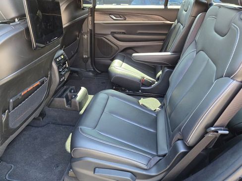 Used 2023 Jeep Grand Cherokee L Limited w/ Luxury Tech Group II image 18