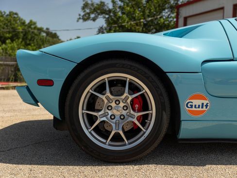 Used 2006 Ford GT RWD image 19