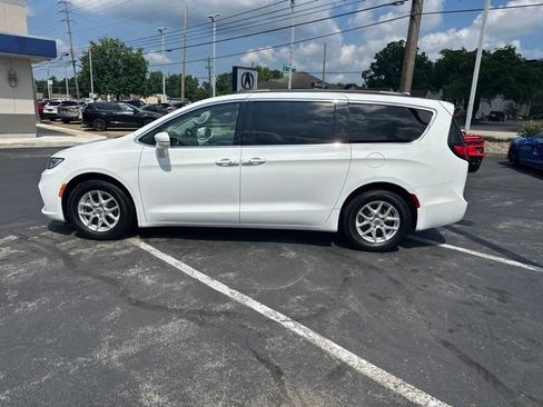 Used 2022 Chrysler Pacifica Touring-L FWD image 5