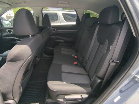Used 2025 Kia Sorento LX FWD image 12