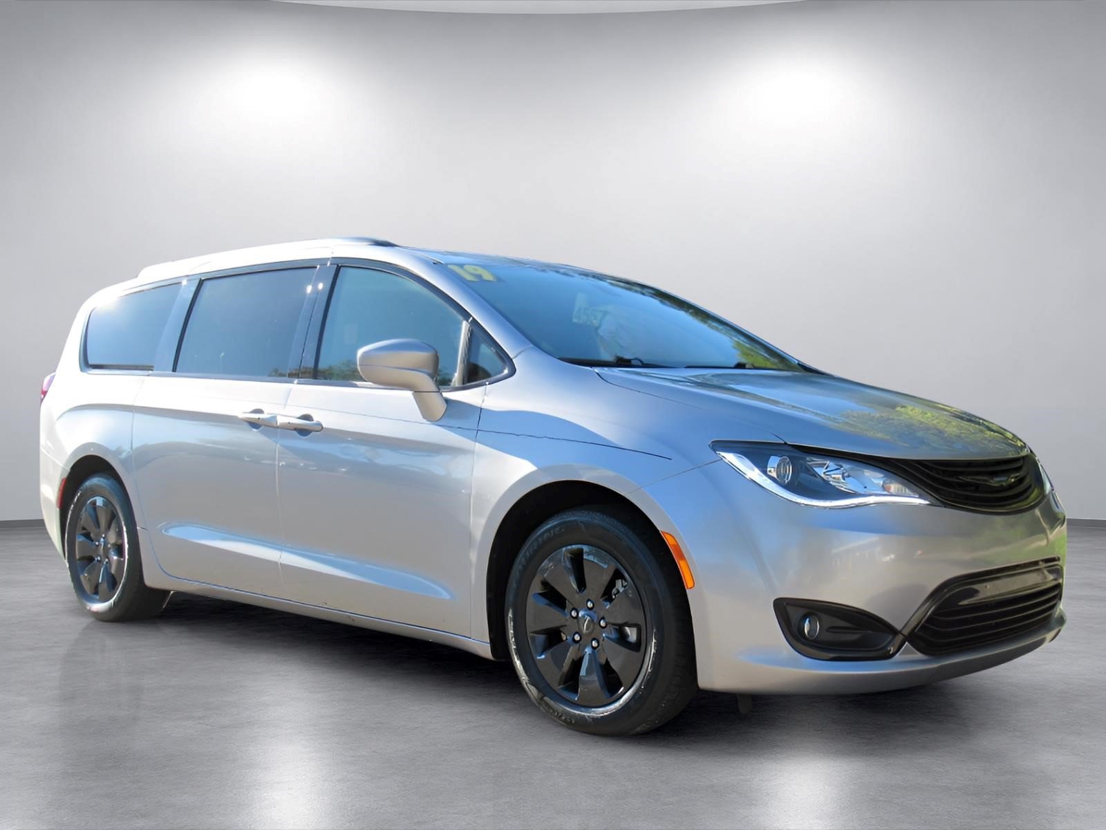 Used 2019 Chrysler Pacifica Touring-L w/ S Appearance Package FWD image 1