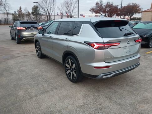 Used 2025 Mitsubishi Outlander SE image 12